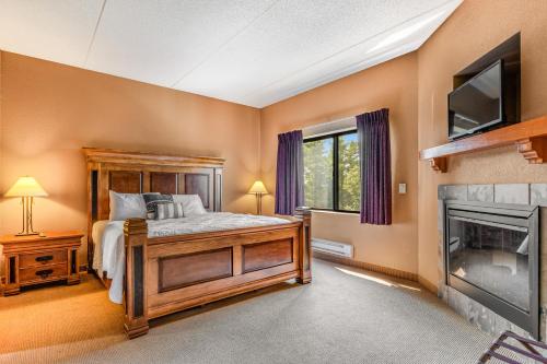 - une chambre avec un lit et une cheminée dans l'établissement Chula Vista 2519, à Wisconsin Dells