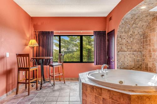 La salle de bains est pourvue d'une baignoire, d'une table et de chaises. dans l'établissement Chula Vista 2519, à Wisconsin Dells