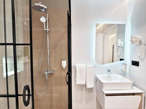 een badkamer met een douche en een wastafel bij Matin Apartments in Pristina, Kosovo in Pristina