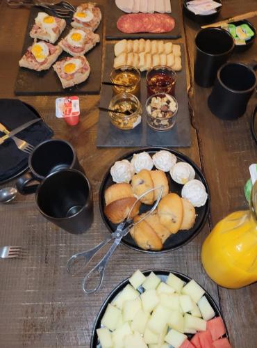 een houten tafel met borden met eten erop bij Castelo de Portugraal in Vilela