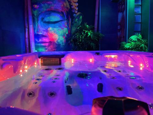 d'un bain à remous avec des lumières dans la chambre dans l'établissement loveroom21, à Valenciennes