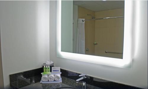 La salle de bains est pourvue d'un grand miroir et d'un lavabo. dans l'établissement Holiday Inn Express Tegucigalpa, an IHG Hotel, à Tegucigalpa