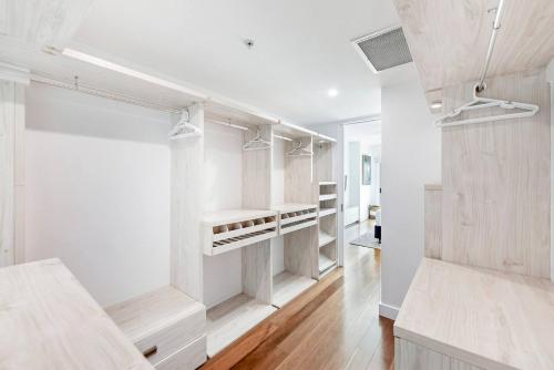 ダーウィンにあるUnparalleled Penthouse Luxury at Horizons 360の白い壁とウッドフロアの白い部屋