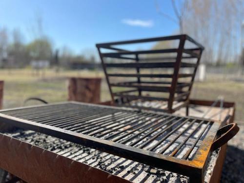 a metal bed sitting on top of a grill at Casa Julia, Tunuyán in Colonia Las Rosas