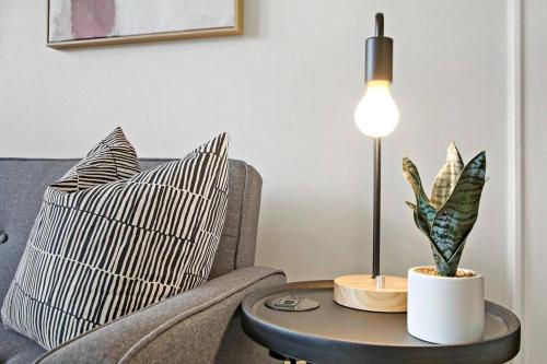 a living room with a couch and a table with a lamp at Vibrant 1BR Apartment close to Dining - Cullom B3 in Chicago