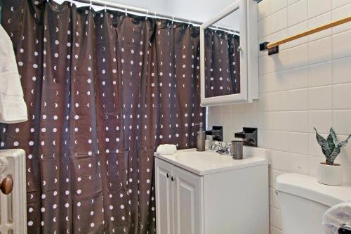 Koupelna v ubytování Vibrant 1BR Apartment close to Dining - Cullom B3