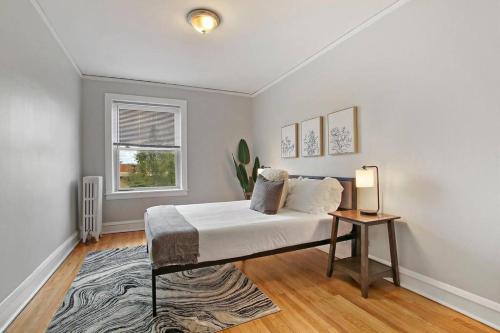 Postel nebo postele na pokoji v ubytování Vibrant 1BR Apartment close to Dining - Cullom B3