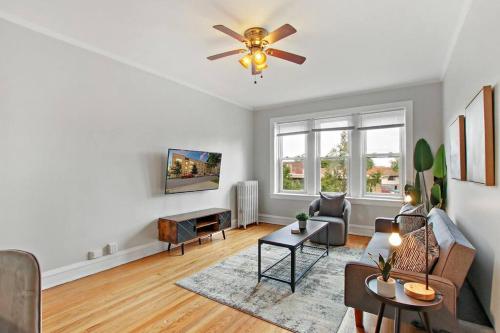 a living room with a couch and a ceiling fan at Vibrant 1BR Apartment close to Dining - Cullom B3 in Chicago