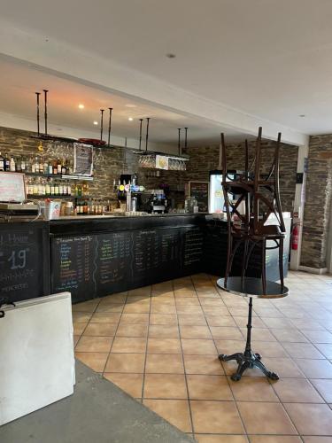 une chaise assise au milieu d'un bar dans l'établissement FILEAUX 323, à Litteau