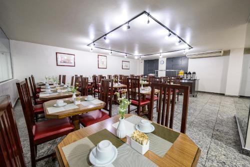 ein Restaurant mit Tischen und Stühlen in einem Zimmer in der Unterkunft Hotel Nacional Inn São Paulo - Centro de SP in São Paulo