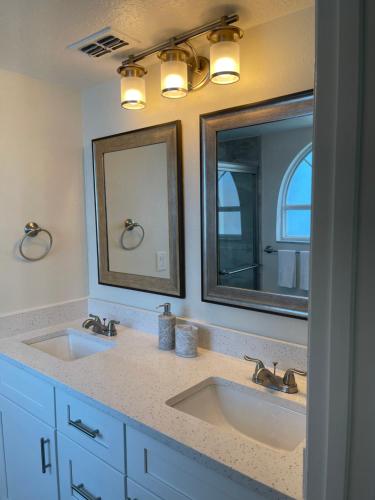 a bathroom with two sinks and a mirror at LOVELY RENOVATED APARTMENT 3/2 CLOSE DISNEY in Kissimmee
