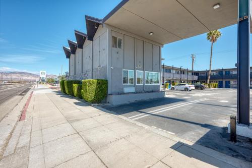 a building on the side of a city street at ERTH INN by AGA- Mojave in Mojave