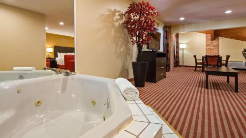 un ampio bagno con vasca in una stanza di Best Western Jacksonville Inn a Jacksonville