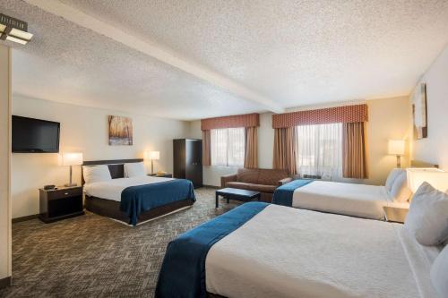 Habitación de hotel con 2 camas y sofá en Best Western Mount Pleasant Inn, en Mount Pleasant