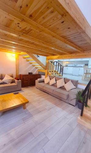 - un salon avec des canapés et un plafond en bois dans l'établissement Mezzanine 4 Faro, à Faro