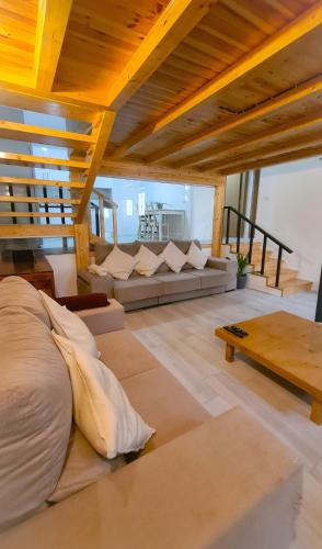 un salon avec un canapé et une table dans l'établissement Mezzanine 4 Faro, à Faro