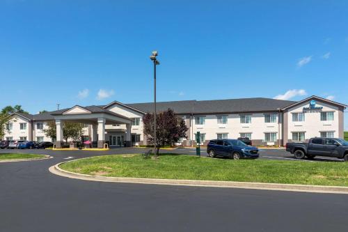 a large building with cars parked in a parking lot at Best Western Lawrenceburg Inn in Lawrenceburg