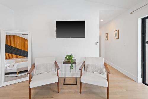 Televisyen dan/atau pusat hiburan di Villa Paradise Miami, Luxury Gem with Heated Pool, Game Room, Fire Pit, 3 Bed 2 Bath