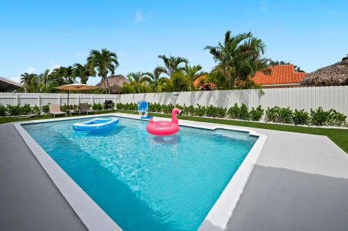 Kolam renang di atau dekat dengan Villa Paradise Miami, Luxury Gem with Heated Pool, Game Room, Fire Pit, 3 Bed 2 Bath