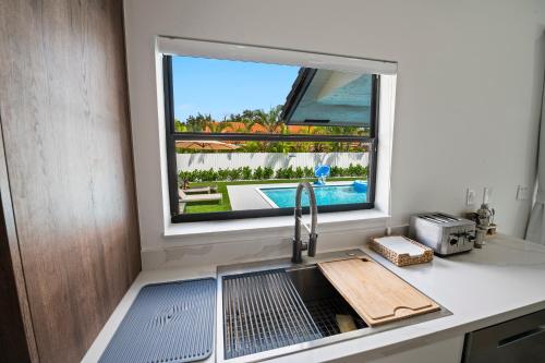 Kolam renang di atau dekat dengan Villa Paradise Miami, Luxury Gem with Heated Pool, Game Room, Fire Pit, 3 Bed 2 Bath