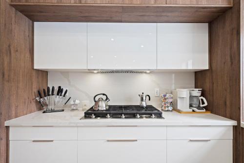 Dapur atau dapur kecil di Villa Paradise Miami, Luxury Gem with Heated Pool, Game Room, Fire Pit, 3 Bed 2 Bath