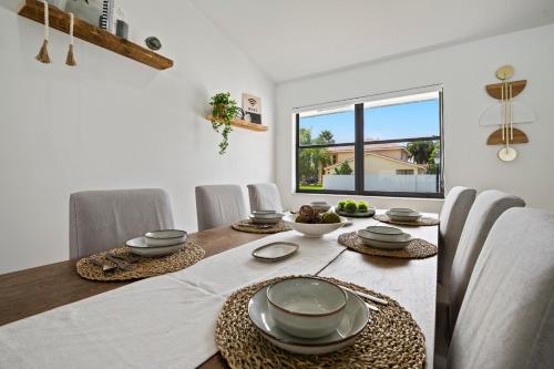 Ruang duduk di Villa Paradise Miami, Luxury Gem with Heated Pool, Game Room, Fire Pit, 3 Bed 2 Bath
