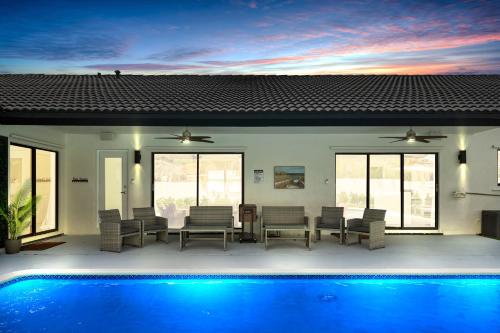 Kolam renang di atau dekat dengan Villa Paradise Miami, Luxury Gem with Heated Pool, Game Room, Fire Pit, 3 Bed 2 Bath