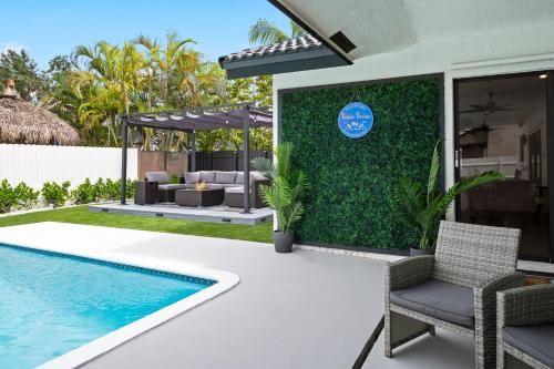 Kolam renang di atau dekat dengan Villa Paradise Miami, Luxury Gem with Heated Pool, Game Room, Fire Pit, 3 Bed 2 Bath