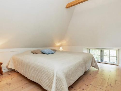 a white bedroom with a bed in a room at Charming Renovated Cottage - By Traum Ferienwohnungen in Humble
