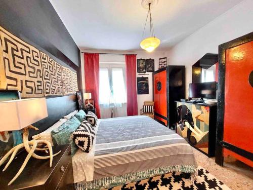 um quarto com uma cama e uma secretária em MAISON DE CHARME MILANO em Milão