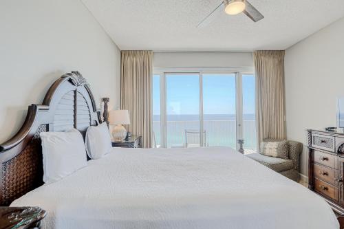 um quarto com uma cama grande e vista para o oceano em TOPS'L Tides 1302 em Destin