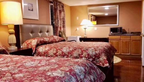 um quarto de hotel com duas camas e um espelho em Sea Haven Resort Motel em Southampton
