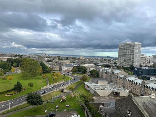 Pemandangan umum bagi Aberdeen atau pemandangan bandar yang diambil dari apartmen