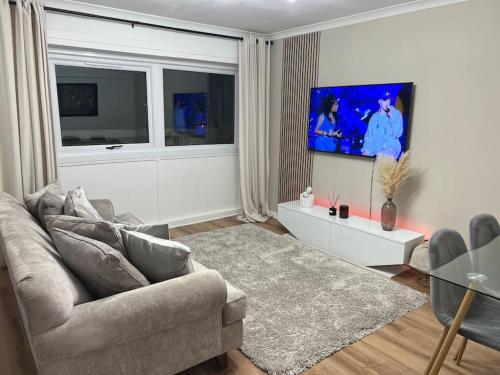 Una televisión o centro de entretenimiento en Stunning 2-Bed Apart in the heart of Aberdeen*