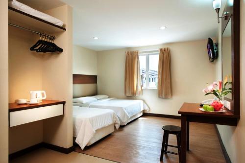 Un pat sau paturi într-o cameră la Fenix Inn