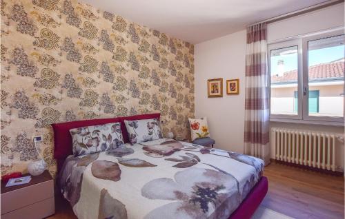 1 dormitorio con cama y ventana. en Beautiful Apartment In Abano Terme With Wifi And 2 Bedrooms, en Abano Terme