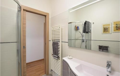 La salle de bains est pourvue d'un lavabo et d'un miroir. dans l'établissement Beautiful Apartment In Abano Terme With Wifi And 2 Bedrooms, à Abano Terme