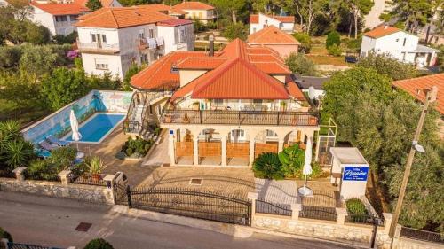 Fotografia z galérie ubytovania Seaside family friendly house with a swimming pool Ugljan - 20109 v destinácii Ugljan