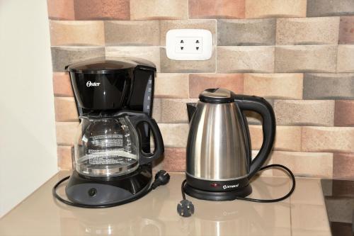 een koffiezetapparaat en een blender op een aanrecht bij Apartamento Hermoso en Residencial - Huacachina in Ica