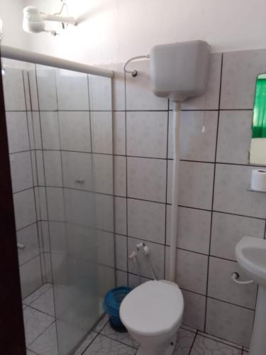 a bathroom with a toilet and a sink at Pousada A Vila do Pirata in Prado