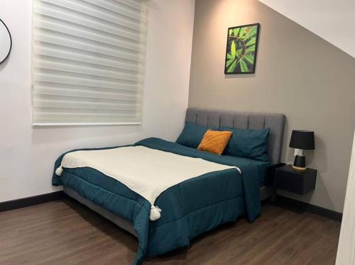 カジャンにあるAttractive 3 Bedroom Condo with Pool-D Raudhah Homestayの窓付きの部屋にベッド付きのベッドルーム1室があります。