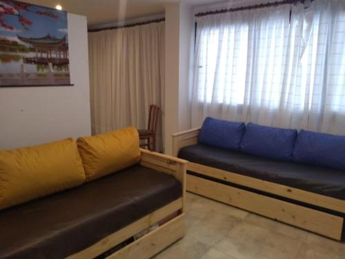 ein Wohnzimmer mit 2 Sofas und einem Sofa in der Unterkunft Alquiler DIARIO hasta 4 personas in Tandil