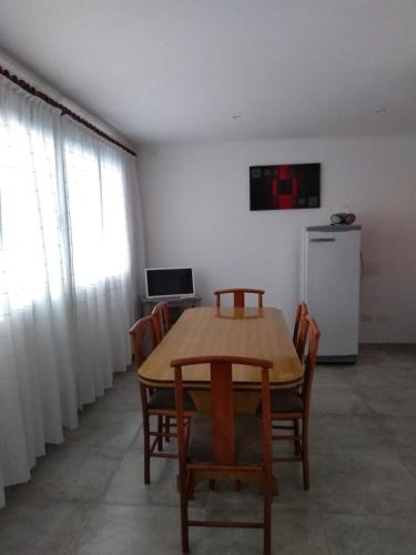 Zimmer mit einem Tisch, Stühlen und einem Kühlschrank in der Unterkunft Alquiler DIARIO hasta 4 personas in Tandil