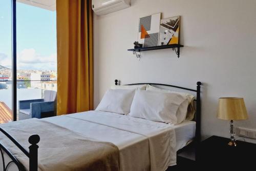 1 dormitorio con 1 cama y vistas a un balcón en Apartamento encantador com piscina e vista mar, en Praia