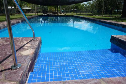 uma piscina com azulejos azuis no chão em Point Stuart Wilderness Lodge em Point Stuart