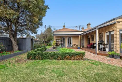 Gorgeous 3-Bedroom Victorian Home With Garden picture