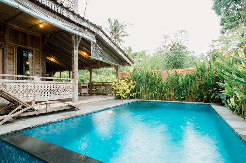 Kolam renang di atau dekat dengan Nauna Villa Ubud