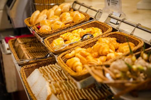 un buffet lleno de cestas de pan y bollería en Muong Thanh Luxury Quang Ninh Hotel, en Ha Long