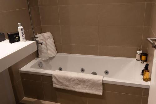 bagno con vasca e asciugamano di Intempo The First a Benidorm