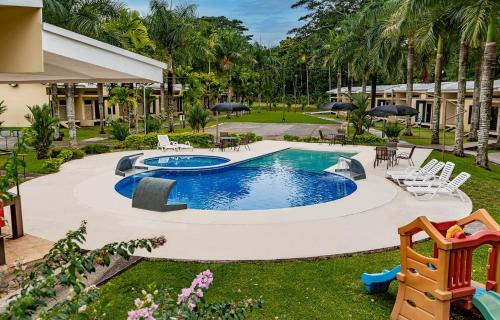 Bazén v ubytování Hotel Los Rios nebo v jeho okolí
